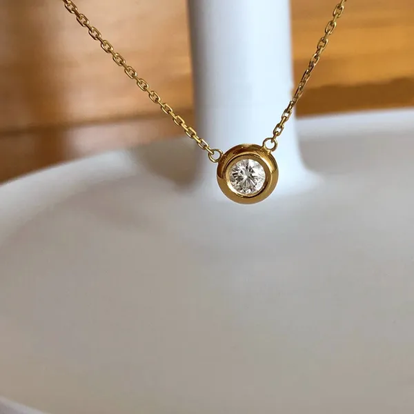 Gold_Classic_Round_Pendants_For_Women